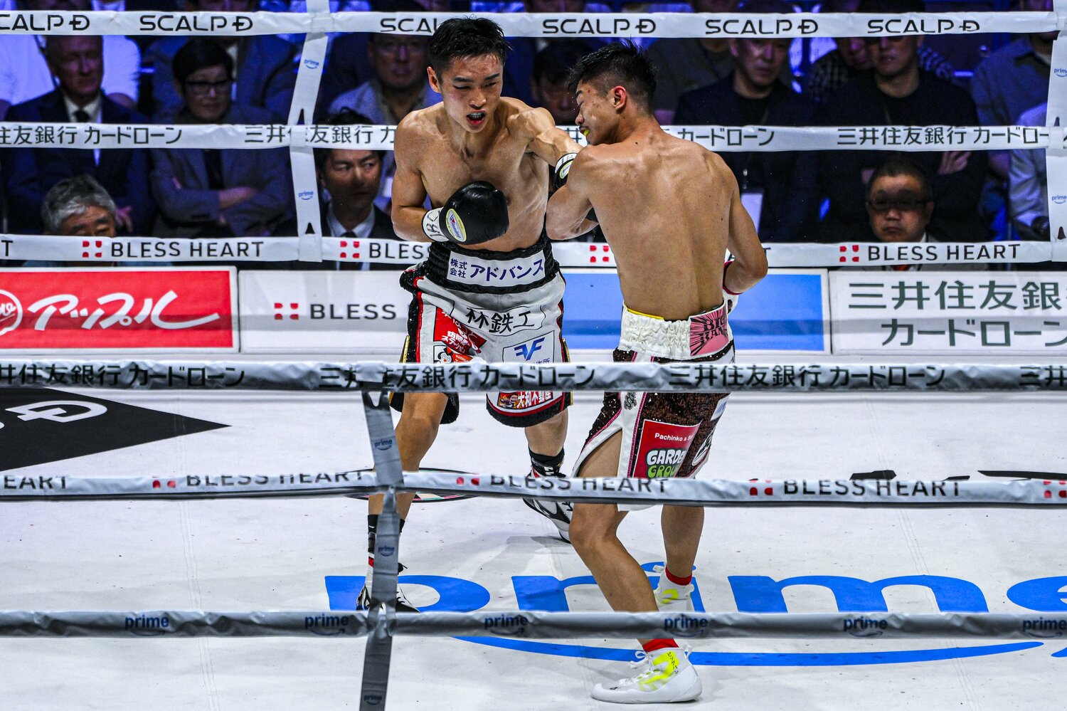 3、4ラウンドは西田凌佑のペースに。左ストレートを中谷潤人にヒットさせる　©Takuya Sugiyama