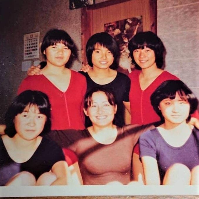 高校時代、器械体操部に所属していた日高逸子(後方中央) ※本人提供