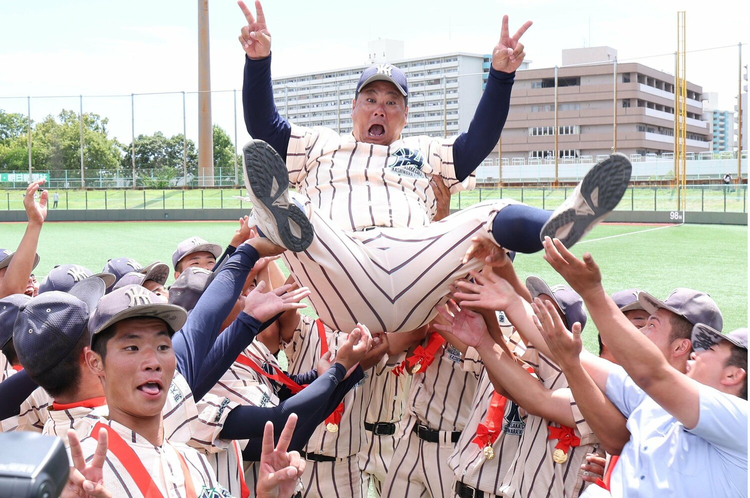 王者・大阪桐蔭を決勝で撃破…「継投で乗り切れた」東大阪大柏原の元プロ監督と「エースに託した」高校野球の名将が明暗を分けたワケは?<Number Web> photograph by SANKEI SHIMBUN