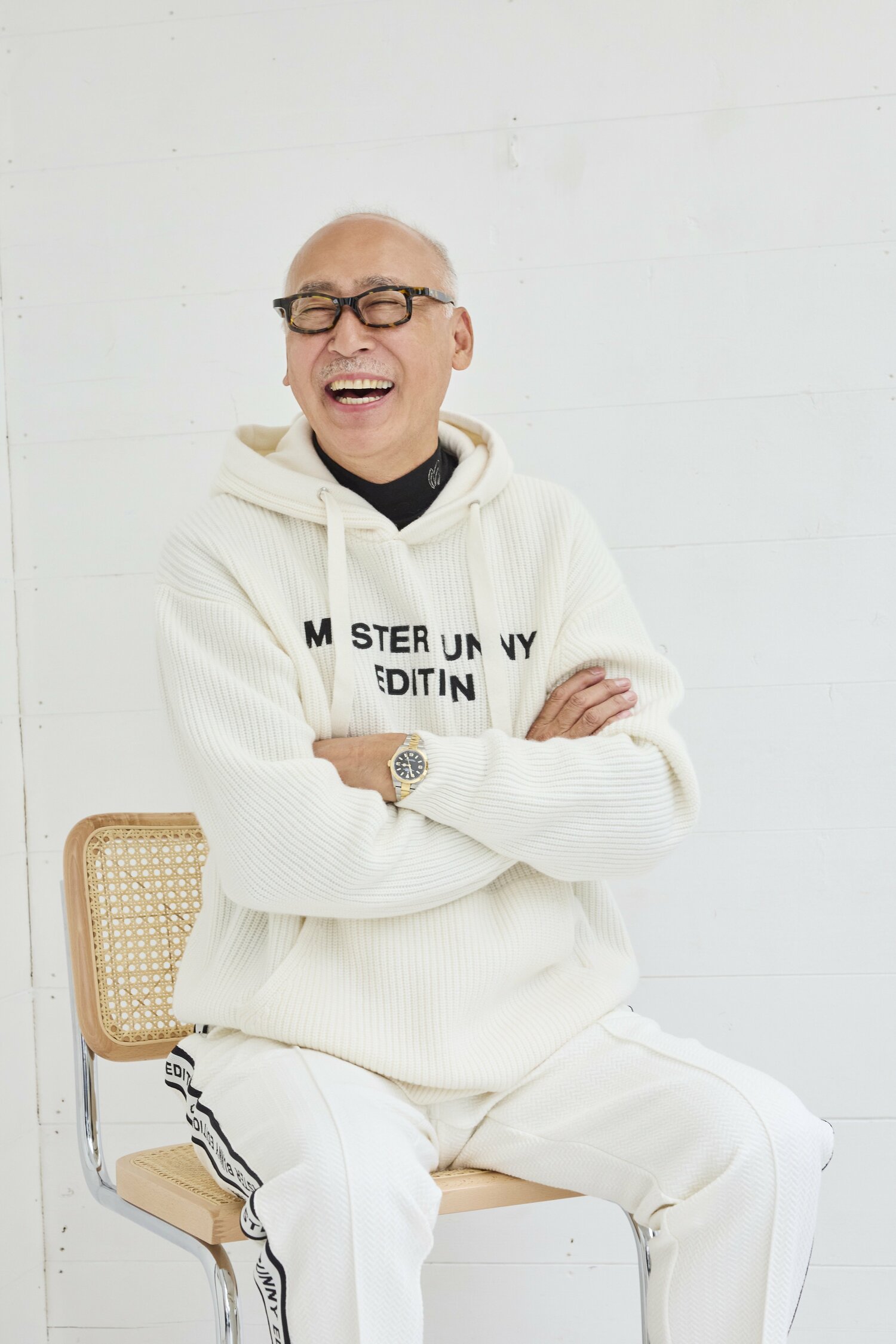 TSIホールディングス上席執行役員の仙座氏。パーリーゲイツ、マスターバニーエディションなど多くのゴルフブランドを設立した。ニットパーカー￥38,500、ハイネック￥19,800、パンツ￥39,600