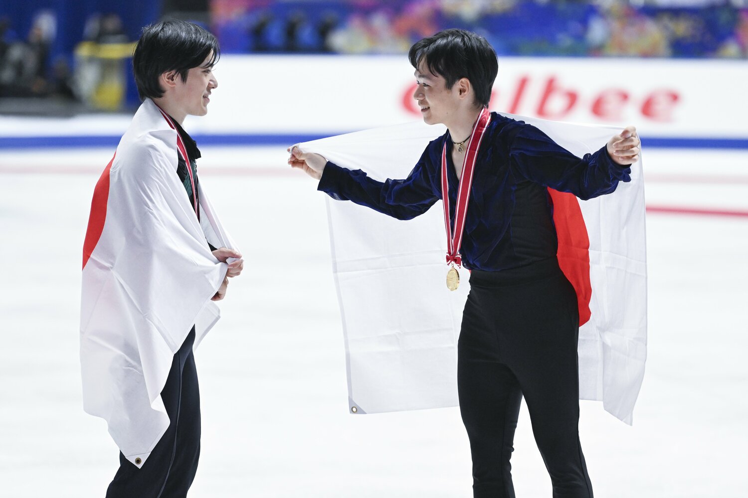 お互いを称え合う宇野と鍵山　©︎Asami Enomoto