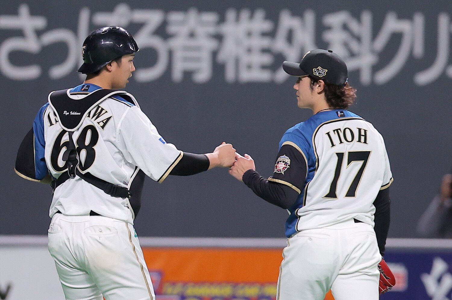 2021年の中日戦でバッテリーを組む伊藤（右）と石川亮。移籍前まで公私共に仲が良かった　©︎JIJI PRESS