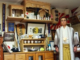 開星高校野球部監督時代の監督室にて。 