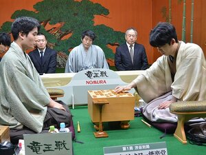 「こんないい将棋を！」天才少年・藤井聡太13歳vs佐々木勇気21歳に谷川浩司が驚いた日から8年…“一本取った”藤井が竜王戦先勝の要因は？