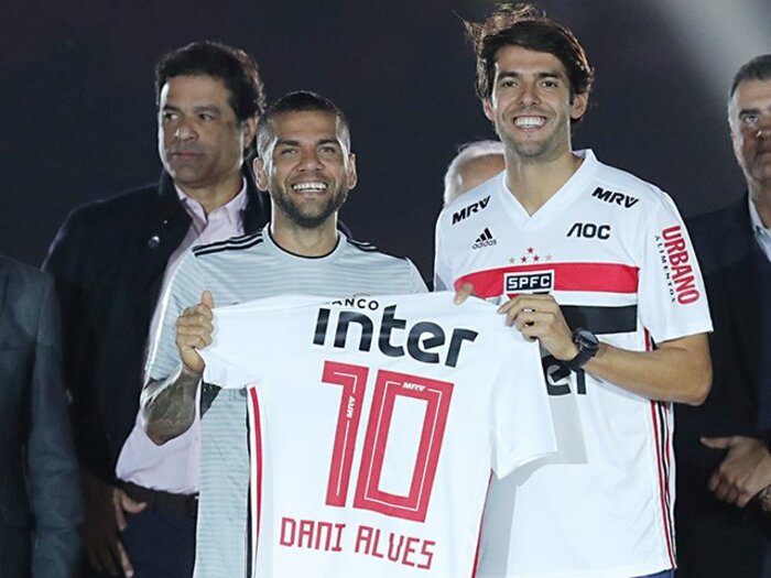 ダニエウ・アウベス36歳で叶えた夢。母国の“心”のクラブ、サンパウロへ。＜Number Web＞ photograph by AFLO