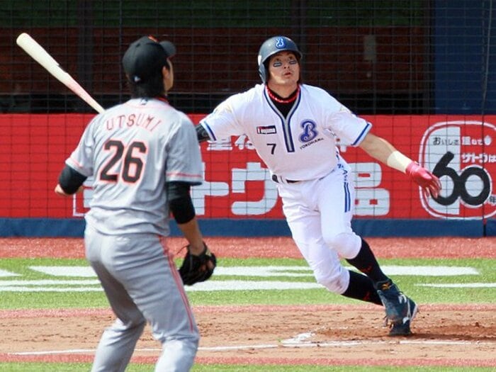 横浜の“振り切り男”石川雄洋。アグレッシブ過ぎる1番打者の魅力。<Number Web> photograph by NIKKAN SPORTS