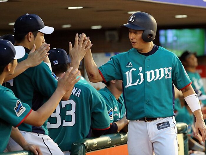 「松坂世代」生き残りは18人――。西武・渡辺直人、衰えぬ闘争心。＜Number Web＞ photograph by NIKKAN SPORTS