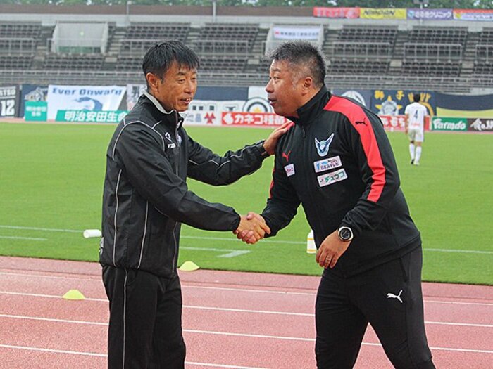 群馬・布啓一郎vs.鳥取・高木理己。市立船橋「師弟対決」で溢れた思い。＜Number Web＞ photograph by Isao Watanabe