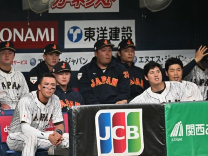 大谷翔平はベンチで何してる? 出演CMが放映→冷やかすヌートバーに“ニヤリ”…隣で話した山川穂高の証言「聞かれたことに僕が答える、みたいな」<Number Web> photograph by Naoya Sanuki