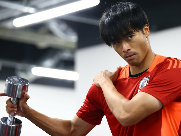 英国人記者が断言「ミトマの肉体は3年前と全然違う」三笘薫27歳“上半身の筋肉”はここまで変わった…しかし、本人は否定「多分言わないです（笑）」＜Number Web＞ photograph by JFA/AFLO