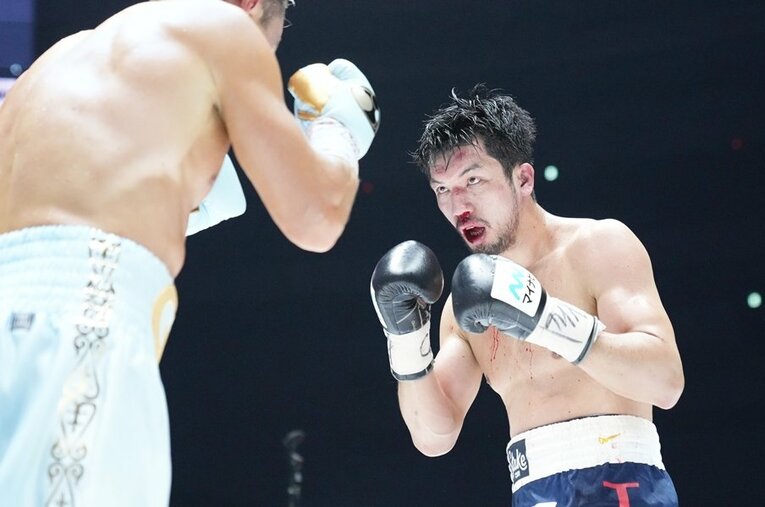 顔面に多くの傷を負いながら、ゴロフキンへと立ち向かっていった村田諒太。潮目が変わった中盤の映像を見て、本人は思わず… ／ photograph by Naoki Fukuda