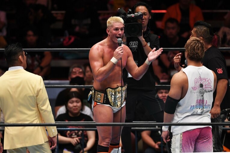 挑戦者に名乗りを上げた海野翔太らに語りかけるIWGP新王者のザック　©Masashi Hara