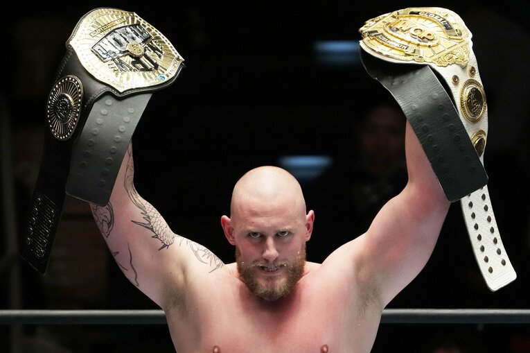 STRONGとIWGP GLOBALのベルトを掲げるゲイブ・キッド。2月4日、後楽園ホール 　©Masashi Hara