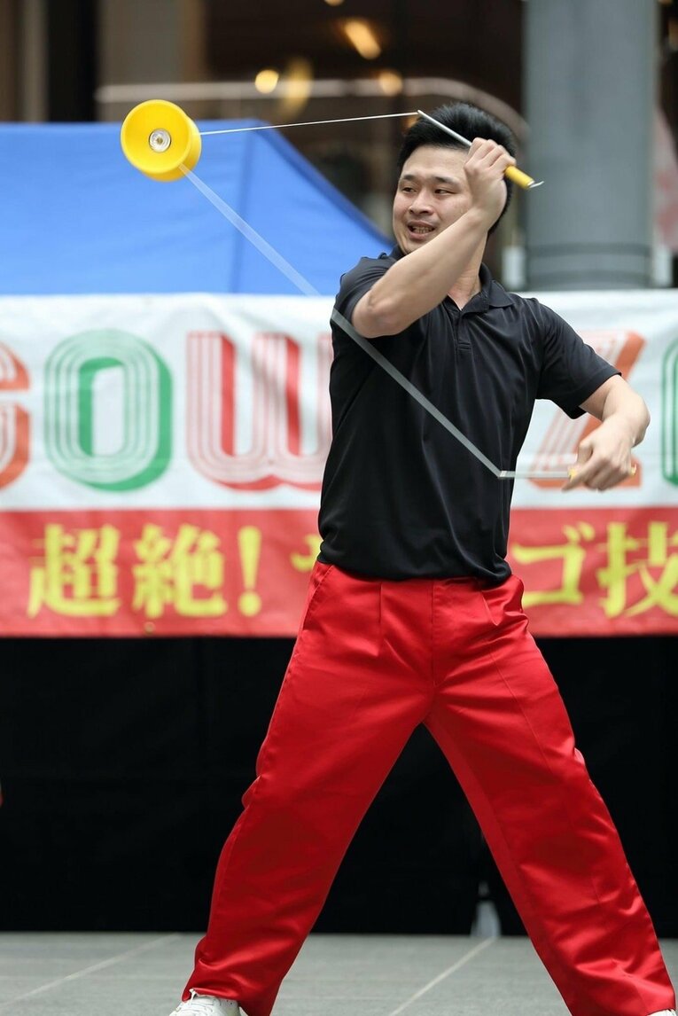 「体育館裏、彫刻刀で左腕を…」マイケルや金正恩に技を披露した大道芸人が壮絶イジメ体験を中高生に伝える理由《中3で渡米、17歳でW杯》(28)