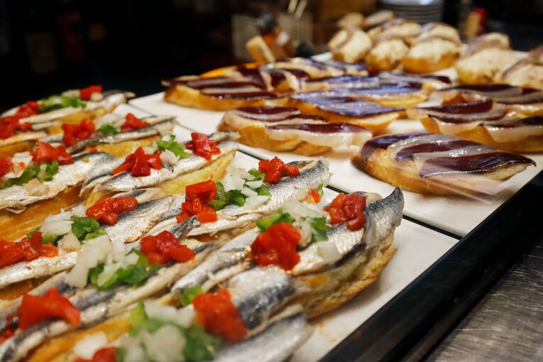 「久保建英がスペイン紙の一面に！」子供サポ「タケが決めるよ」予言通りマドリーを圧倒“ソシエダの熱狂”は翌日も…カメラマンは見た(45)