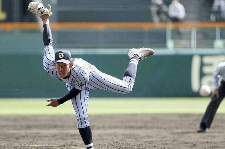優勝した東海大相模・石田隼都投手。ベージュのグラブに白スパイクを着用している ／ photograph by KYODO