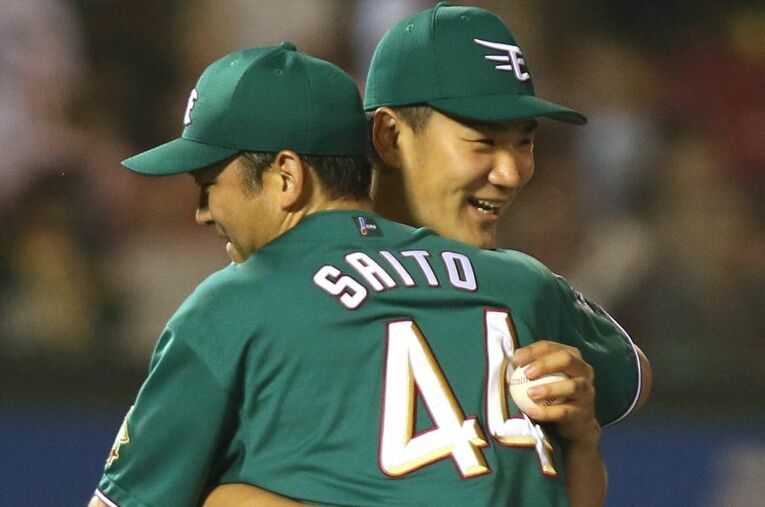 2013年のソフトバンク戦。斎藤隆からウイニングボールを受け取り、ハグで祝福される田中将大 ／ photograph by Sankei Shimbun