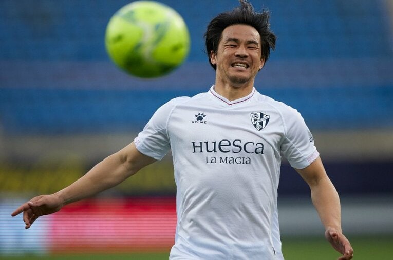 ウエスカからスペイン2部のカルタヘナへと移籍した岡崎慎司。欧州での戦いを続ける彼の目指す先は… ／ photograph by Getty Images