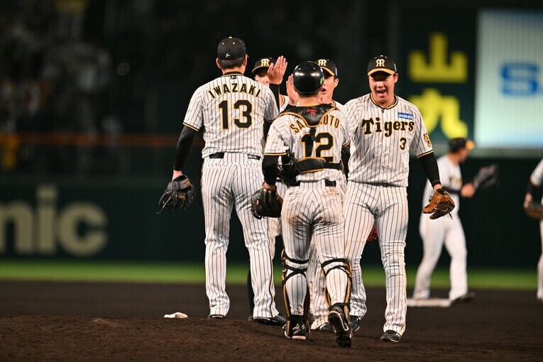 日本シリーズ第５戦。試合を締めくくりハイタッチをかわす岩崎　©︎Hideki Sugiyama