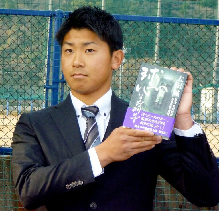 入寮時に書籍を持ち込んだ今永　©JIJI PRESS