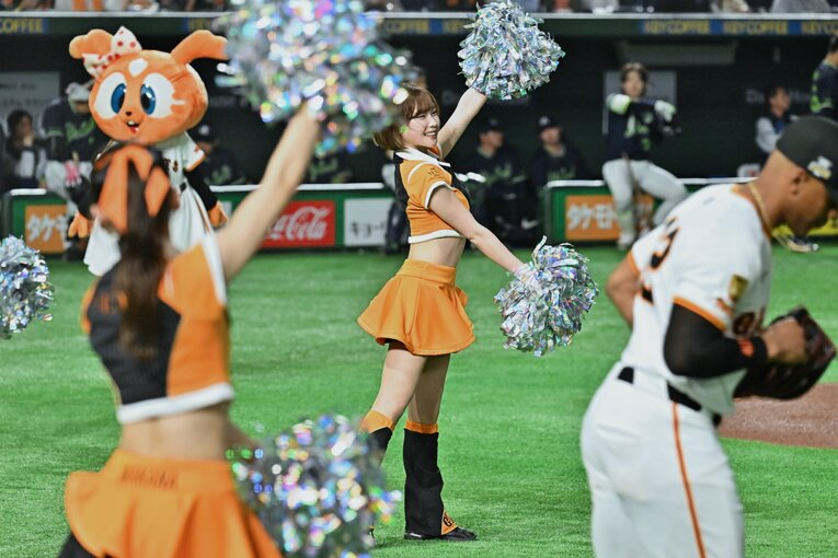 試合を盛り上げる巨人の公式マスコットガール「VENUS」　©Hideki Sugiyama