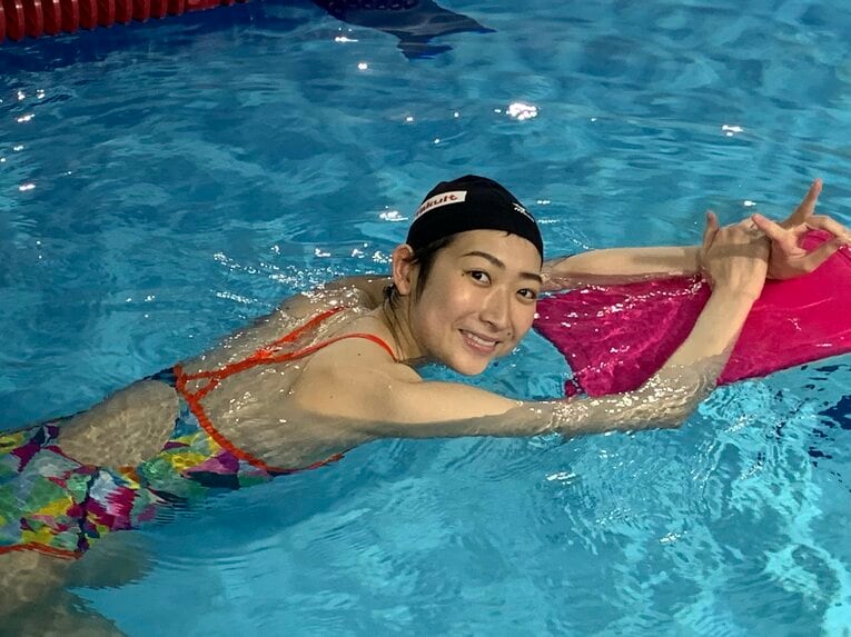 白血病から復帰後、初めてプールに入る池江璃花子　本人提供写真