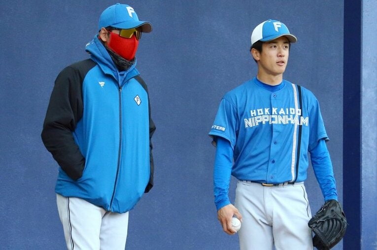 新庄剛志監督（左）が3月25日の開幕戦の先発投手に指名したドラフト8位北山亘基 ／ photograph by Sunkei Shimbun