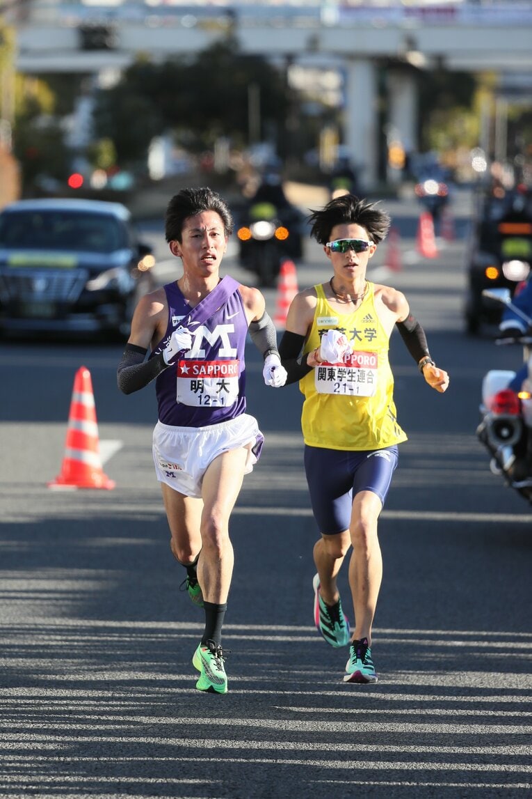 独走状態の新田に明大の富田が迫る　©JMPA