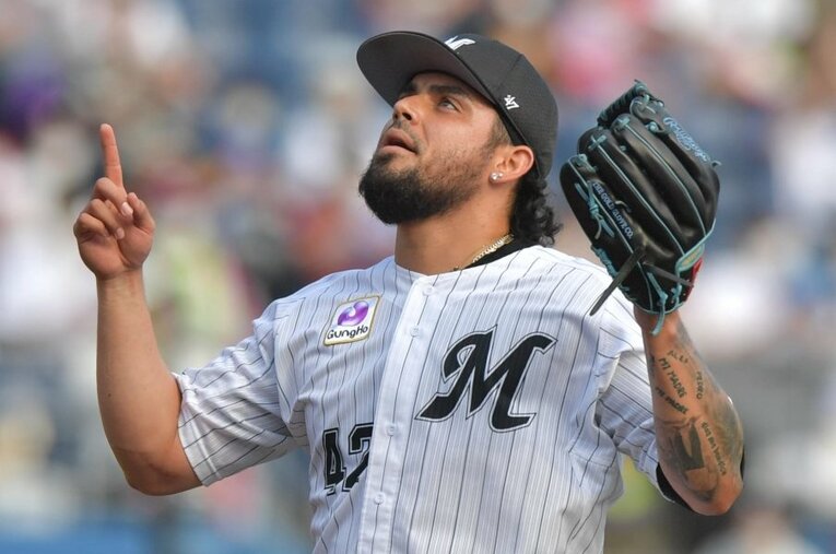 今季途中にマリーンズに加入したロベルト・オスナ投手（27歳）。12歳の時にメキシコ代表として来日した過去も ／ photograph by Sankei Shimbun