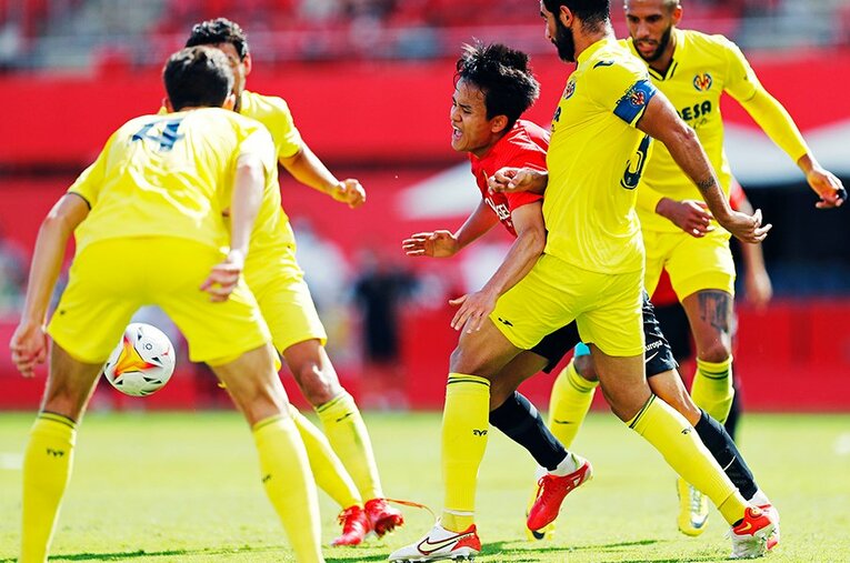 「クボ、ユニフォームちょうだい！」久保建英の“ティキタカ”は地元の子供、タクシー運転手にも人気… ビジャレアル相手に見せた敬意とは〈激写〉(36)