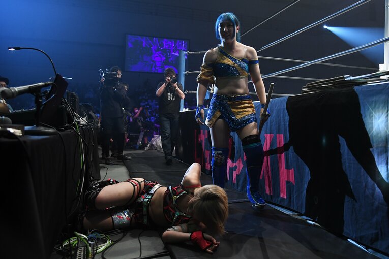 試合序盤、世羅りさに痛めつけられる桜井まい