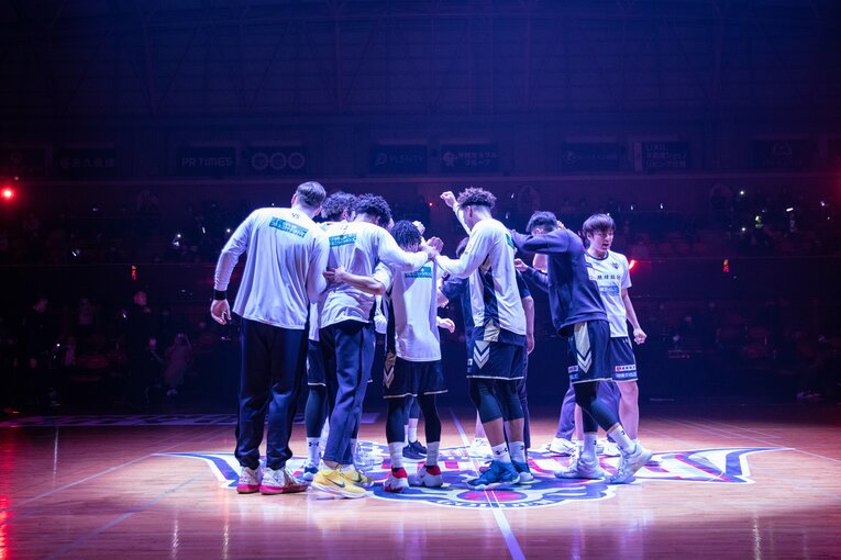 琉球キングス、Bリーグ最大級の新本拠地「沖縄アリーナ」でいよいよ試合 　“アリウープよりハードワーク”を目指すワケ(11)