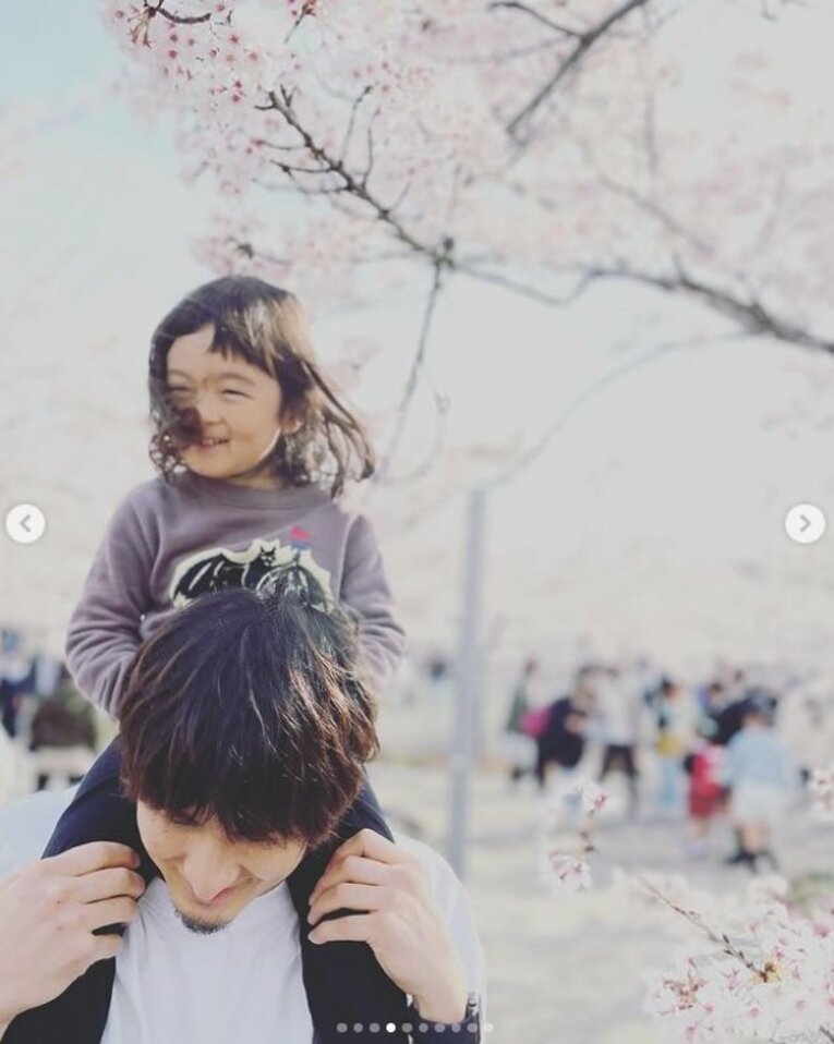 岡田選手と朔玖君／本人のInstagramより引用