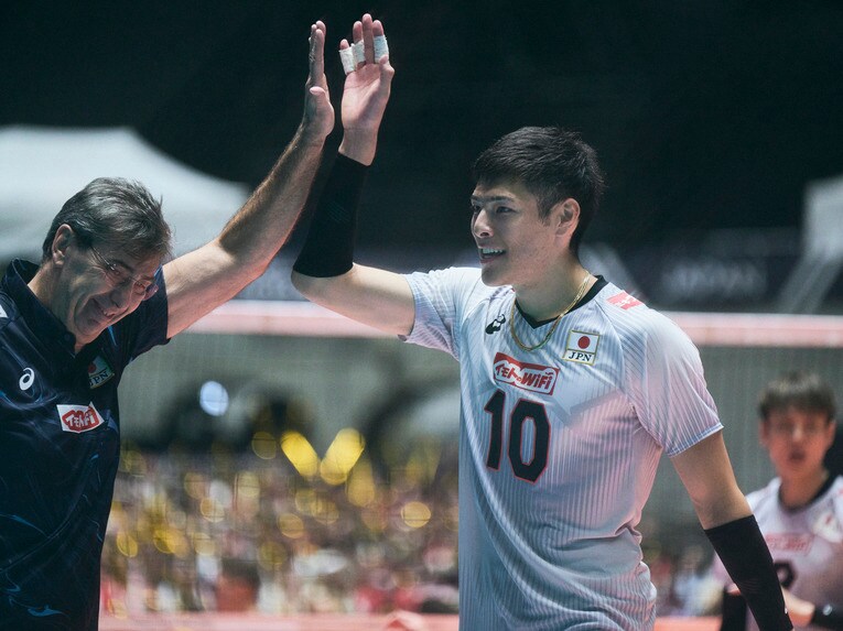 高橋健太郎の活躍にブラン監督もこの笑顔。迫力ある速攻やブロックが決まると会場が盛り上がる　©︎Yuki Suenaga