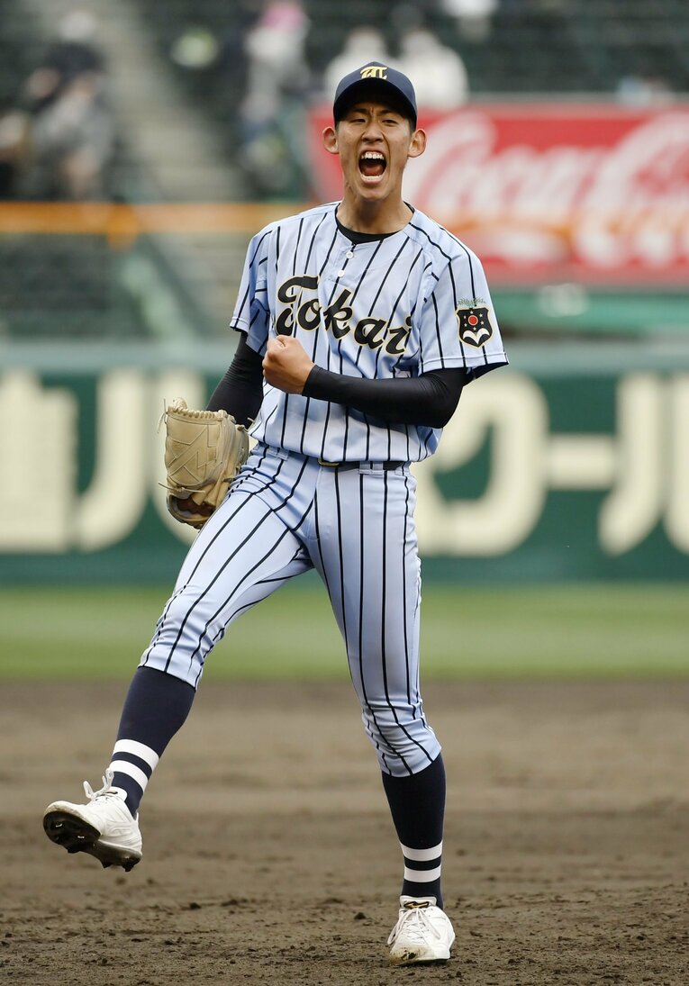 こちらが東海大相模の大型左腕・石田隼都。東海大甲府戦11回裏、最後の打者を見逃し三振に仕留め、雄たけびを上げる　©KYODO