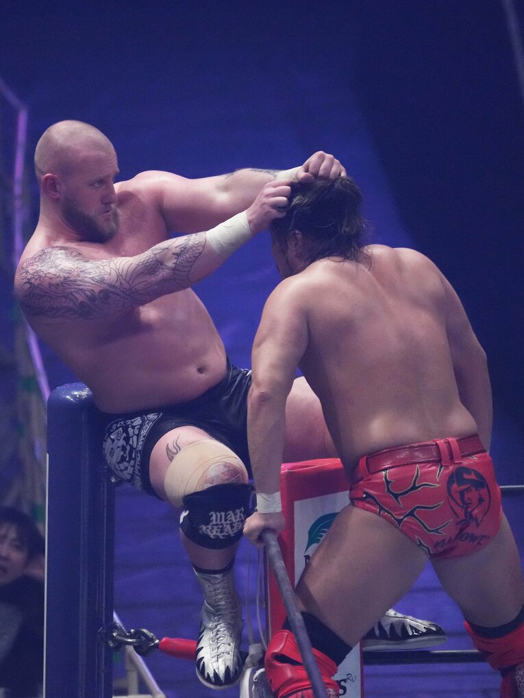 コーナーで辻陽太に頭突きをぶち込むゲイブ・キッド　©Essei Hara