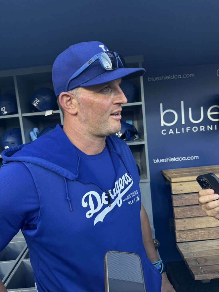 取材に応じるベーツ打撃コーチ　©Naoyuki Yanagihara