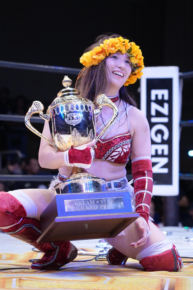 優勝トロフィーと記念撮影する青野未来　©Essei Hara