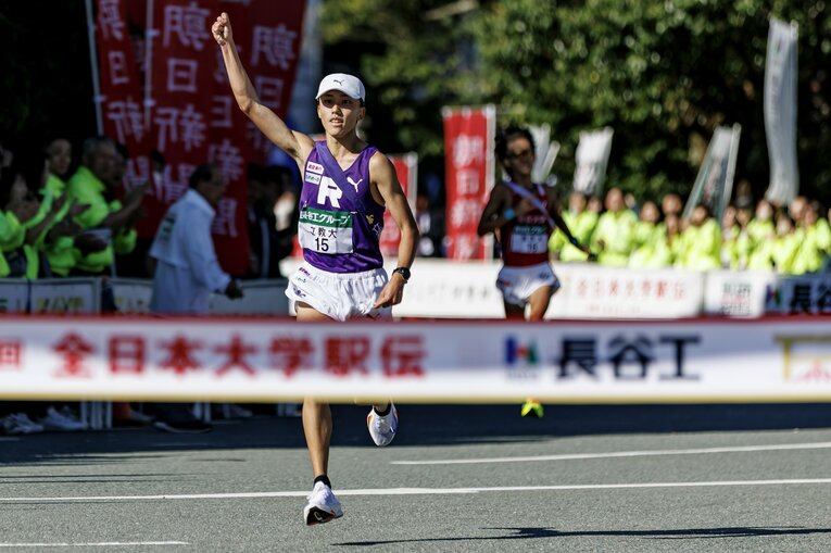 全日本駅伝、8区立教大アンカーの安藤圭佑（4年）はシード権獲得に拳を突き上げる　©Kiichi Matsumoto