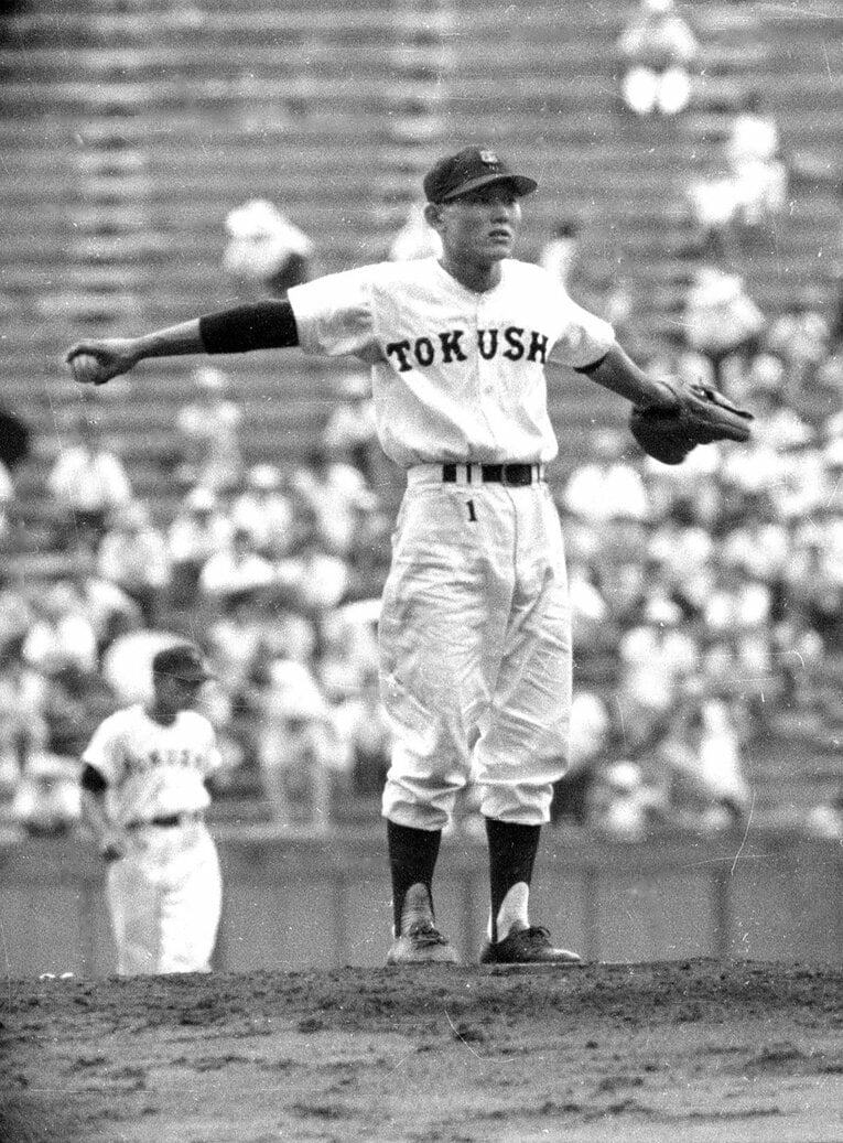 徳島商時代の板東英二。1958年夏の甲子園、秋田商を1安打に封じ17三振を奪う　©スポーツ報知／AFLO