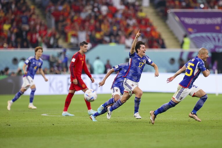 VARのチェックが入り、田中碧の逆転ゴールが認められたシーン　©Kaoru Watanabe/JMPA