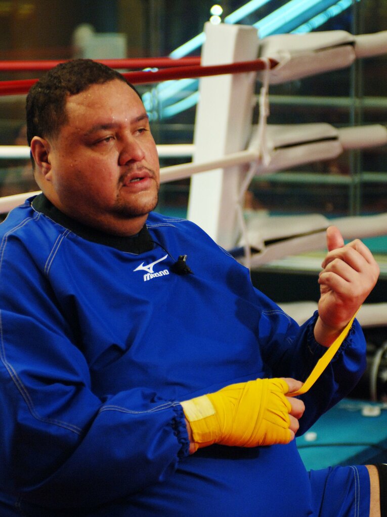 スパーリング前にバンデージを巻く曙　©Essei Hara