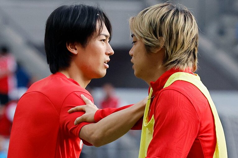 入れ替え戦キックオフ前、アップに臨む中村敬斗と伊東純也。試合の結末は残酷なものだった ／ photograph by Daisuke Nakashima