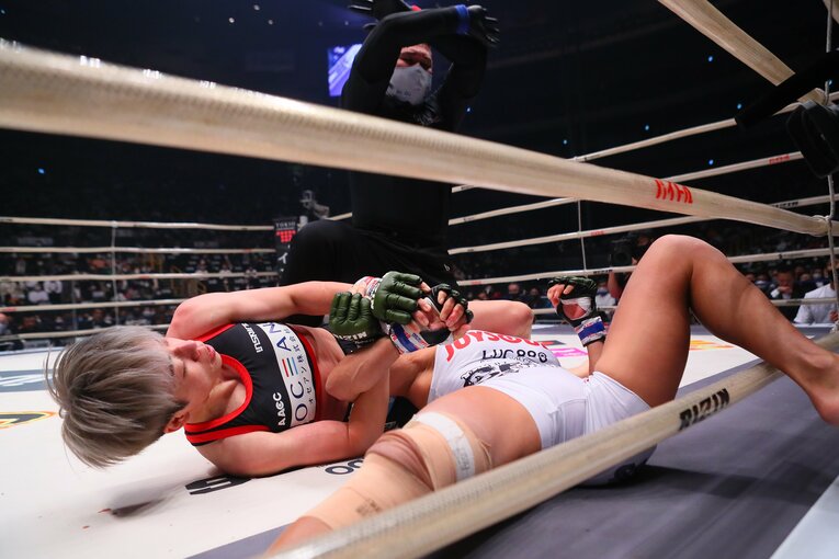 山本美憂の腕を狙う浜崎　©RIZIN FF