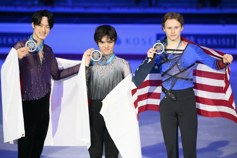 「昌磨のマジックを見せて！」世界王者・宇野昌磨を奮起させたランビエル・コーチの激励…300点超えに「スーパーエキサイティング」(52)
