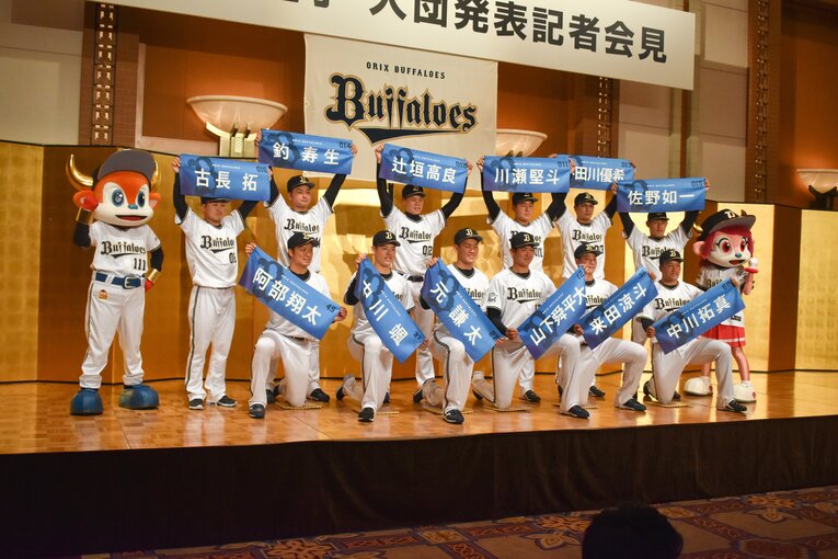 2020年ドラフトでオリックスに6位指名を受けた阿部翔太（前列左）。高卒選手とは10歳も離れていたが、すぐにチームに馴染んだ　©JIJI PRESS