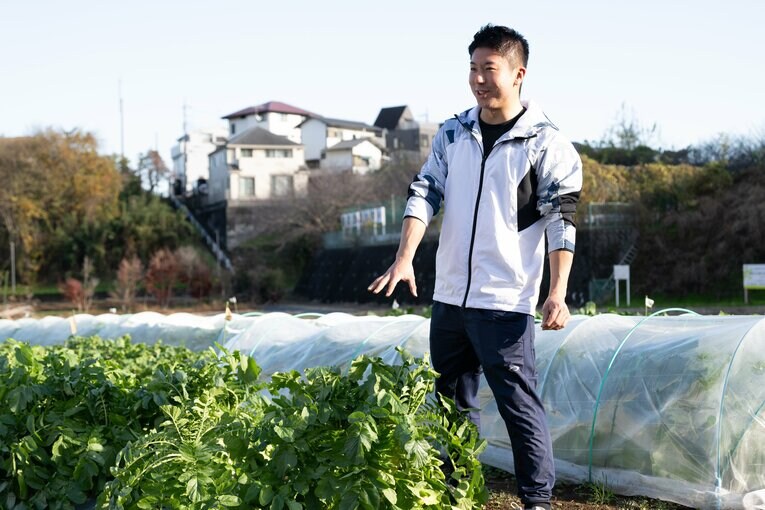 応援団長の加藤俊弥さんの案内で、厚木キャンパスにある畑へ　©Nanae Suzuki