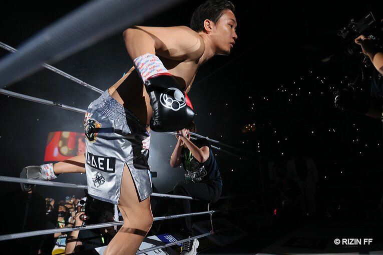 多くのファンの期待を受けてリングに上がった朝倉未来　©RIZIN FF