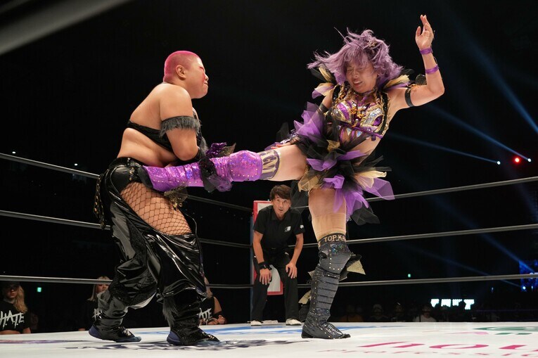 キックで刀羅ナツコを攻める中野たむ　©Essei Hara