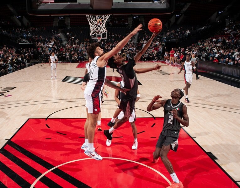 “NBA登竜門”とされるフープサミットで活躍したタージ・アリーザ（中央）　©︎Cameron Browne/NBAE via Getty Images